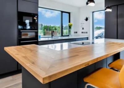 Solid oak worktop on kitchen island design Havanna door in dark grey Mangan Woodcraft ()